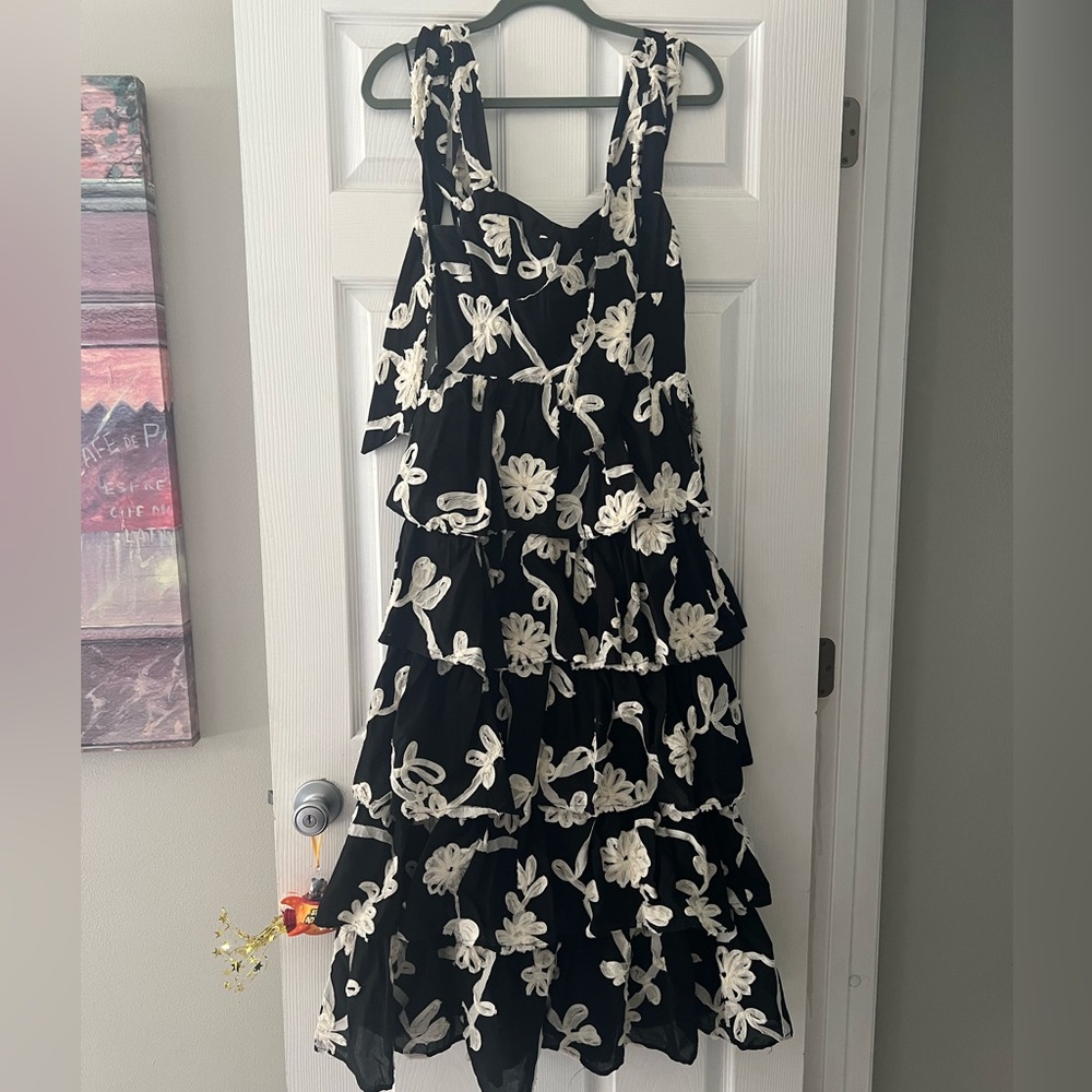 Semi-thick strapped black and white maxi dress
